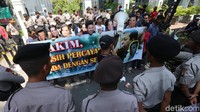 Sejumlah massa juga membawa atribut seperti spanduk.