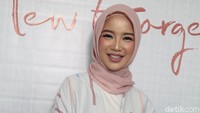 Banyak netizen yang memuji penampilan Chacha setelah berhijab. Foto: Ismail/detikHOT