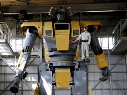 Keren! Pria Ini Bikin Sendiri Robot Raksasa ala Gundam