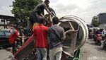 Foto: Evakuasi Truk Molen yang Terguling di Jatibaru