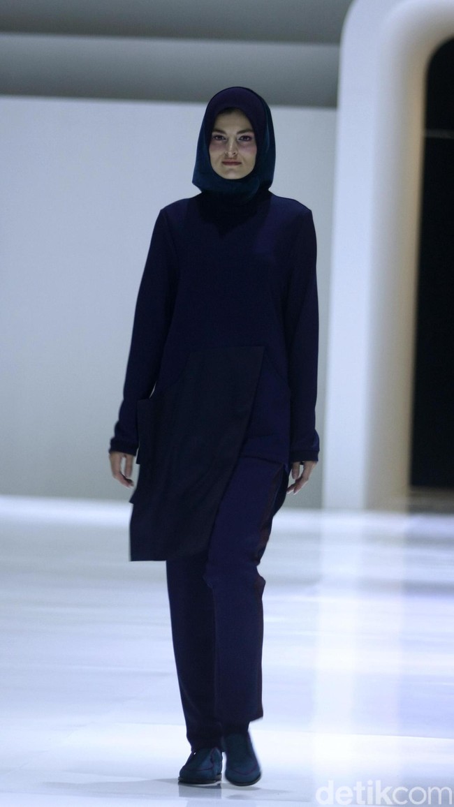 Fashion show busana muslim terbaru L.tru yang mengangkat tema Lets Talk di Ballroom Fairmont Hotel Jakarta. Rabu [12/4/2018]. [Foto: Mohammad Abduh/Wolipop].