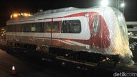 Kereta LRT Jakarta akan diangkut truk multi-axle ke lokasi lintasan di Kelapa Gading. Dua gerbong yang tiba akan ditempatkan di atas rel lintasan layang yang sudah terpasang, karena depo LRT di Kelapa Gading belum rampung.