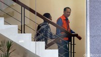 Syafruddin naik ke ruang pemeriksaan.
