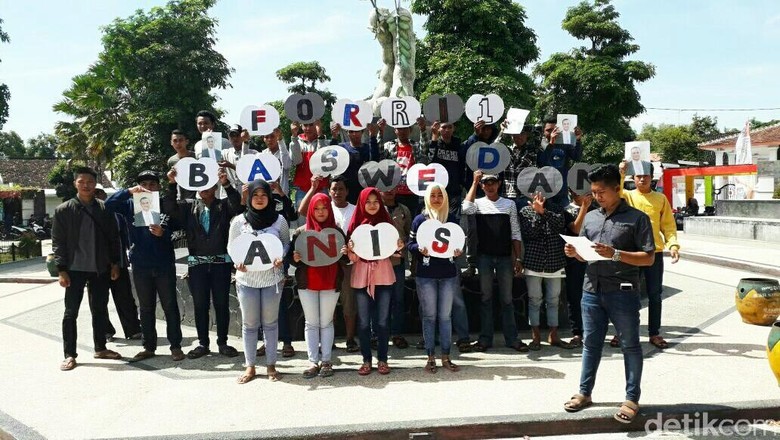 Sekelompok Anak Muda di Situbondo Beraksi Capreskan Anies Baswedan Sekelompok Anak Muda di Situbondo Beraksi Capreskan Anies Baswedan