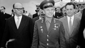 Gagarin baru saja mendarat di Bandara London, Inggris, pada 11 Juli 1961 untuk menghadiri pameran yang diselenggarakan oleh Uni Soviet. Foto: Getty Images