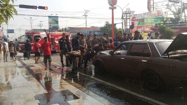 Diduga Korsleting, Mobil Sedan Terbakar di Kota Mojokerto