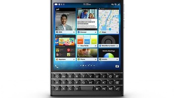 BlackBerry Passport ini termasuk ponsel flagship dengan bentuk kotak aneh serta keyboard memanjang di bawahnya. Foto: Telegraph