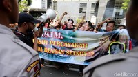 Aksi tersebut dikawal ketat oleh sejumlah personel kepolisian.