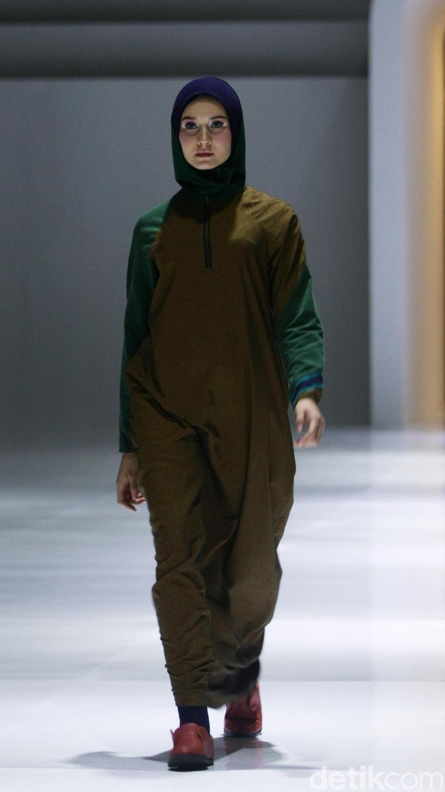 Fashion show busana muslim terbaru L.tru yang mengangkat tema Lets Talk di Ballroom Fairmont Hotel Jakarta. Rabu [12/4/2018]. [Foto: Mohammad Abduh/Wolipop].