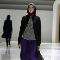 Fashion show busana muslim terbaru L.tru yang mengangkat tema Lets Talk di Ballroom Fairmont Hotel Jakarta. Rabu [12/4/2018]. [Foto: Mohammad Abduh/Wolipop].