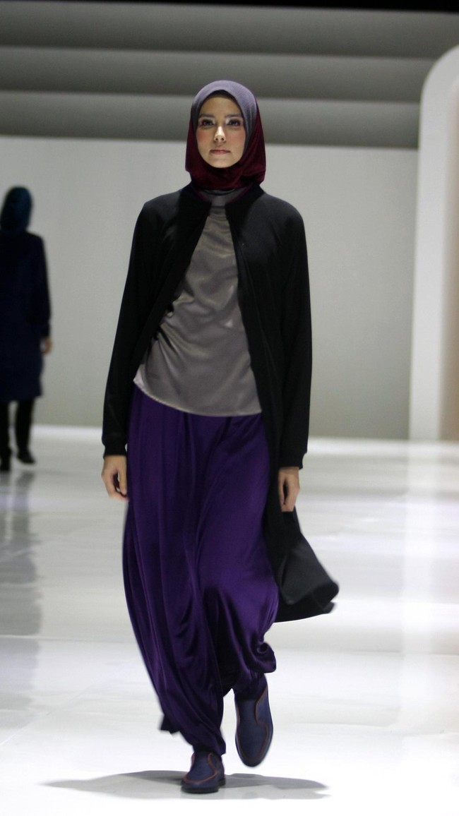 Fashion show busana muslim terbaru L.tru yang mengangkat tema Lets Talk di Ballroom Fairmont Hotel Jakarta. Rabu [12/4/2018]. [Foto: Mohammad Abduh/Wolipop].