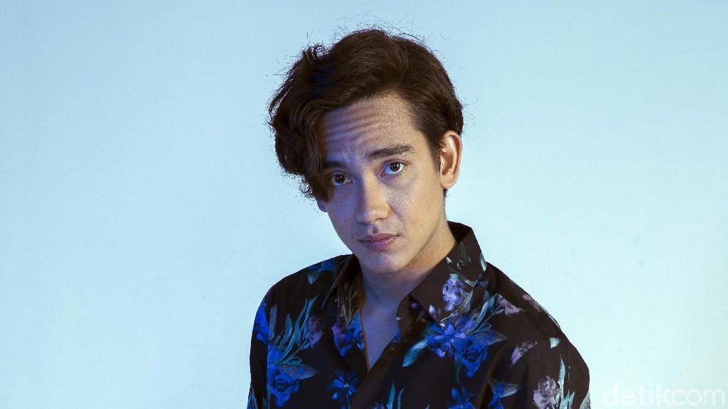 Adipati Dolken Summer Mode On!