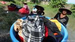Mencuci Pakaian di Sungai Keruh