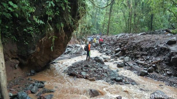 Sungai Bati atau Kali Badeng keruh pasca longsor/