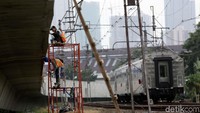 Pada tahun ini akan diselesaikan 5 (lima) Stasiun, yaitu Klender, Buaran, Klender Baru, Cakung dan Kranji.