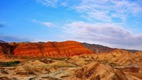 Bukit berwana-warni seperti pelangi merupakan bagian dari perbukitan Zhangye Danxia Landform Geological Park. (china_attracts/Instagram)