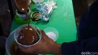 Ada dua ukuran es Milo kepal ini. Ukuran reguler harganya Rp 15.000 sementara yang spesial harganya Rp 20.000. Kalau mau puas, sekalian saja beli yang spesial karena lebih besar dan lebih banyak. Foto: detikFood
