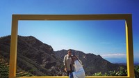 Momen bersama Kourtney dengan latar alam yang cantik. Ayo tebak ini ada dimana? (khloekardashian/Instagram)