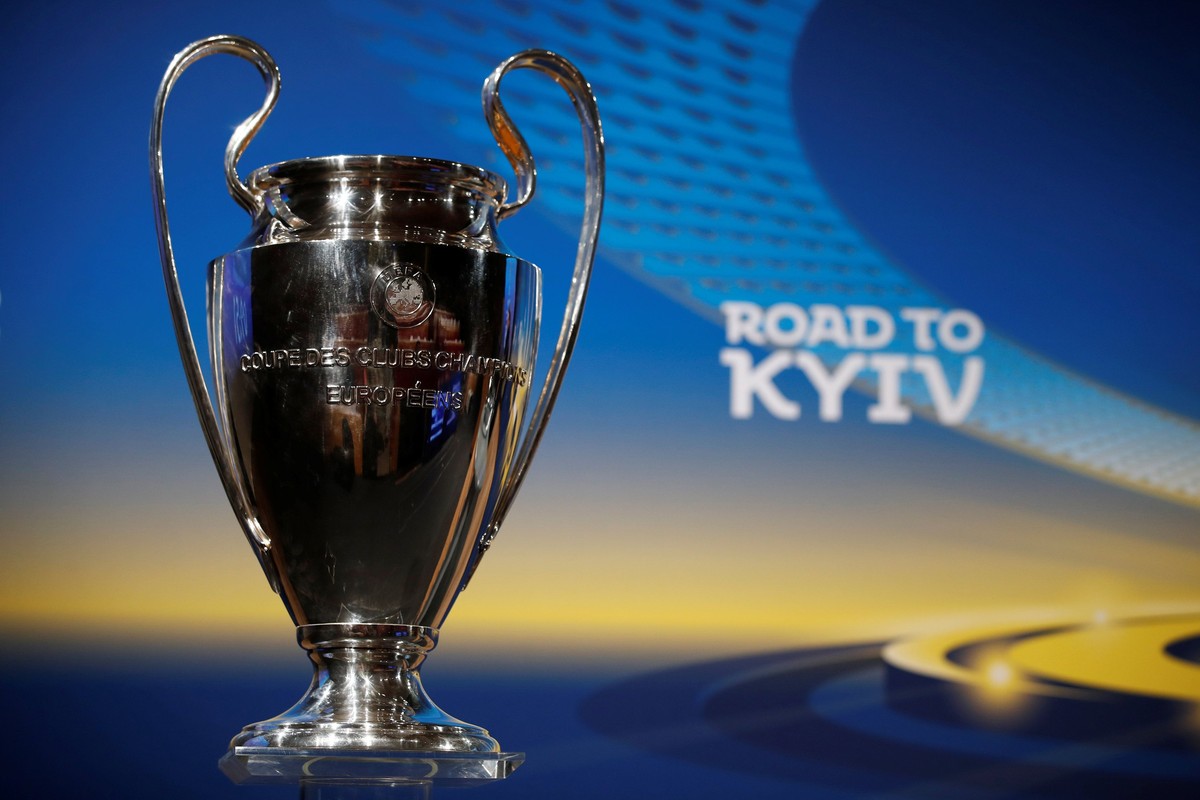 Trofi Liga Champions saat pengundian semifinal (Foto: Stefan Wermuth/Reuters)