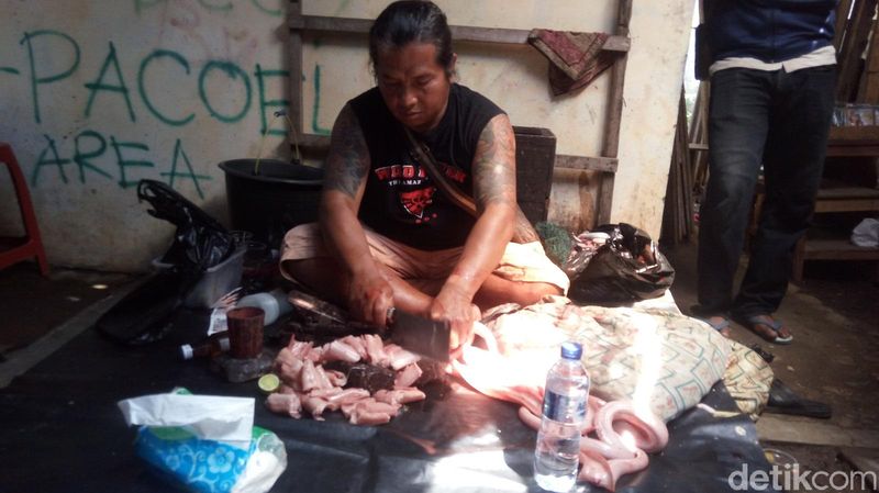 Penjual darah dan daging ular kobra di Pasar Hewan Ambarawa