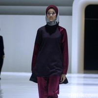 Fashion show busana muslim terbaru L.tru yang mengangkat tema Lets Talk di Ballroom Fairmont Hotel Jakarta. Rabu [12/4/2018]. [Foto: Mohammad Abduh/Wolipop].
