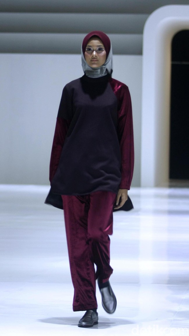 Fashion show busana muslim terbaru L.tru yang mengangkat tema Lets Talk di Ballroom Fairmont Hotel Jakarta. Rabu [12/4/2018]. [Foto: Mohammad Abduh/Wolipop].