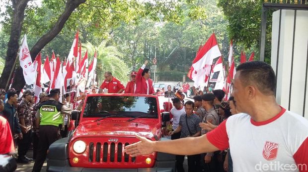 Hadiri Penetapan Peserta Pemilu, Massa PKPI Bawa Poster Jokowi