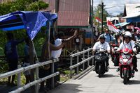Jokowi saat naik motor listrik di Papua