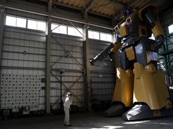 Keren! Pria Ini Bikin Sendiri Robot Raksasa ala Gundam