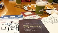 Selain menyediakan beragam minuman. Kafe ini juga menyediakan camilan yang bisa dibawa ke meja belajar pengunjung. Seperti beragam kue, roti hingga french fries. Foto: Instagram @nick_sam_edureading