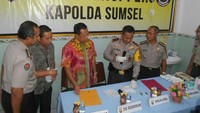 Kapolda Sumsel Irjen Zulkarnaen memaparkan proses perburuan Hengki.