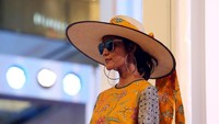 Koleksi ini terinspirasi dari rasa cinta mendalam pada warisan budaya Indonesia khusus kain batik yang sangat kaya akan makna dari setiap motifnya.