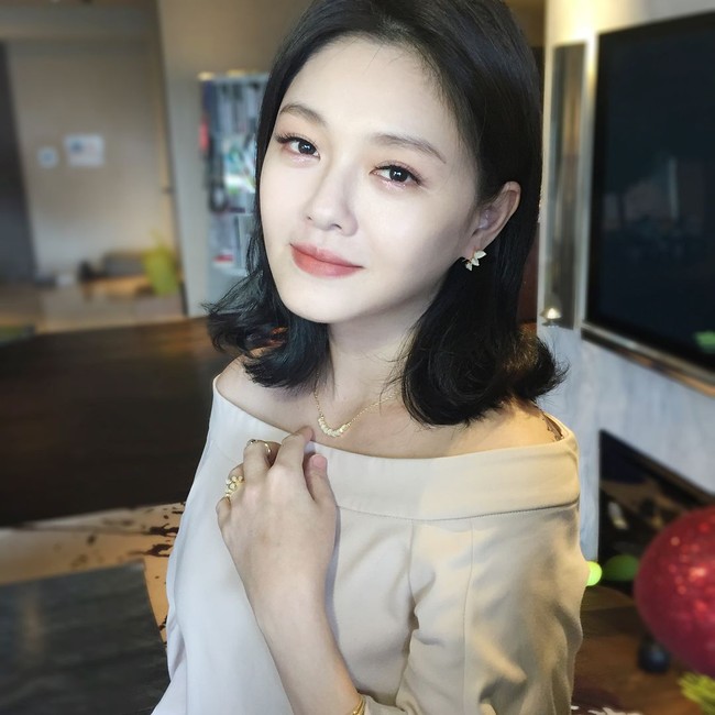Kini si San Chai telah berusia 41 tahun. Kecantikan yang dimiliki Barbie Hsu pun seolah tak lekang oleh waktu. Artis yang tengah hamil anak ketiga ini pun tetap awet muda meski usianya telah memasuki kepala empat. Foto: Istimewa