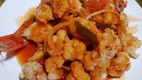 Empuknya dagi ikan gurame dibalut tepung renyah, bikin sepiring gurame asam manis milik @nia.fooddiary ini terlihat begitu menggoda. Foto: Instagram