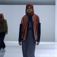 Fashion show busana muslim terbaru L.tru yang mengangkat tema Lets Talk di Ballroom Fairmont Hotel Jakarta. Rabu [12/4/2018]. [Foto: Mohammad Abduh/Wolipop].