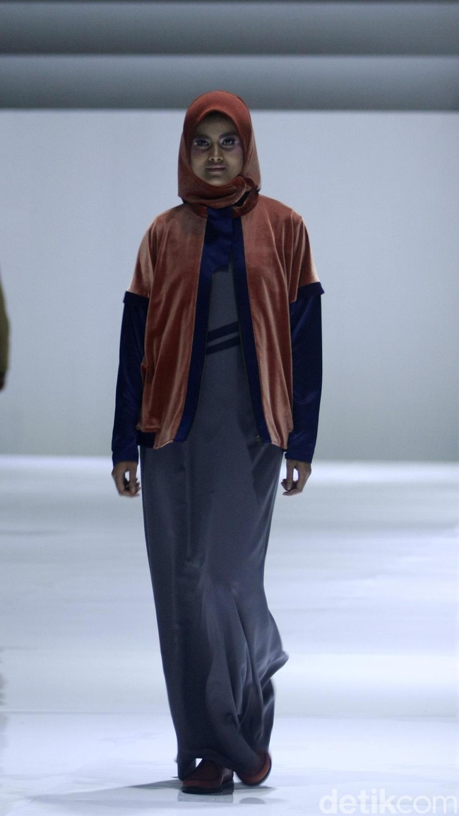 Fashion show busana muslim terbaru L.tru yang mengangkat tema Lets Talk di Ballroom Fairmont Hotel Jakarta. Rabu [12/4/2018]. [Foto: Mohammad Abduh/Wolipop].