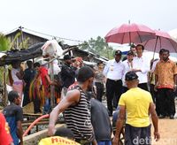 Jokowi saat meninjau pelaksanaan Program Padat Karya Tunai di Sorong, Papua Barat. 