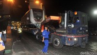 Kereta diturunkan dari kapal.