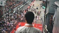 Tunku Ismail sangat menyukai dunia otomotif. Salah satu kegiatan liburannya adalah menonton balapan. Ini momen dirinya saat menonton balapan di Sepag Circuit, Selangor, Malaysia. (tunku_idris/ Instagram)