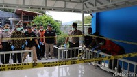 Sekilas tak akan menyangka di bawah gazebo kolam renang itu ada sebuah bungker. Kini area gazebo sudah dipasangi police line/Foto: Istimewa