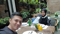 So sweet! Makan berdua kayak pengantin baru nih. Btw, kok makanannya belum datang? Foto: instagram @irwansyah_15