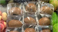 Kurang keras apa coba batok kelapa? Supermarket ini masih melindunginya dengan plastik. Lagi-lagi kemasan yang sia-sia! Foto: Istimewa