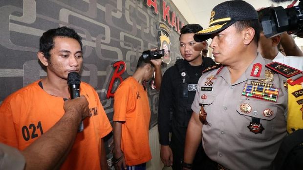 Kapolda Kalbar Irjen Didi Haryono dan Dirkrimum Polda Kalbar Kombes Arief Rachman memamerkan barang bukti