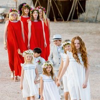 Untuk memberi kesan kontras, para bridesmaid menggunakan dress merah menyala dengan crown bunga sebagai hiasan kepala.  Foto: dok. Edward Haynes & Roo Kendall