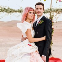 Pasangan musisi asal London DJ Henrietta dan sang suami Oli Wennik melangsungkan pernikahan di padang pasir di area hotel La Pause di Maroko. Lokasi pernikahan mereka sangat cantik karena ditengah-tengah gurun pasir, bahkan di sana tidak ada Wi-Fi dan jaringan telepon yang sangat minimal.  Foto: dok. Edward Haynes & Roo Kendall