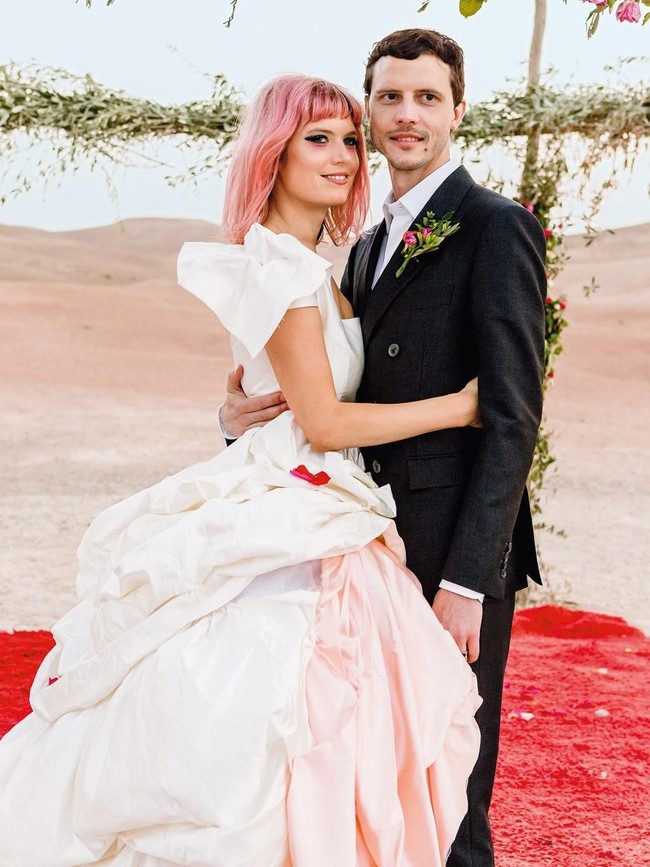 Henry tampil anggun dalam balutan dress bervolume. Namun tampilannya tak ingin mengubah karakter rebelnya sehingga ia tetap tampil dengan rambut pink tanpa hiasan kepala.  Foto: dok. Edward Haynes & Roo Kendall