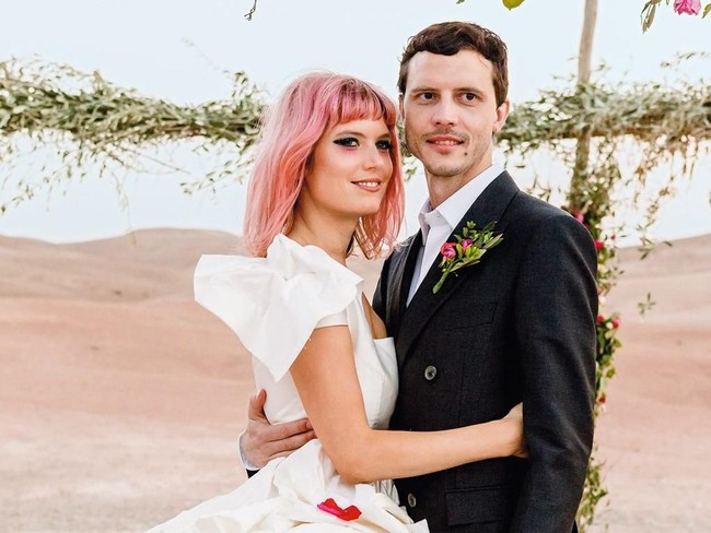 Pasangan musisi asal London DJ Henrietta dan sang suami Oli Wennik melangsungkan pernikahan di padang pasir di area hotel La Pause di Maroko. Lokasi pernikahan mereka sangat cantik karena ditengah-tengah gurun pasir, bahkan di sana tidak ada Wi-Fi dan jaringan telepon yang sangat minimal.  Foto: dok. Edward Haynes & Roo Kendall