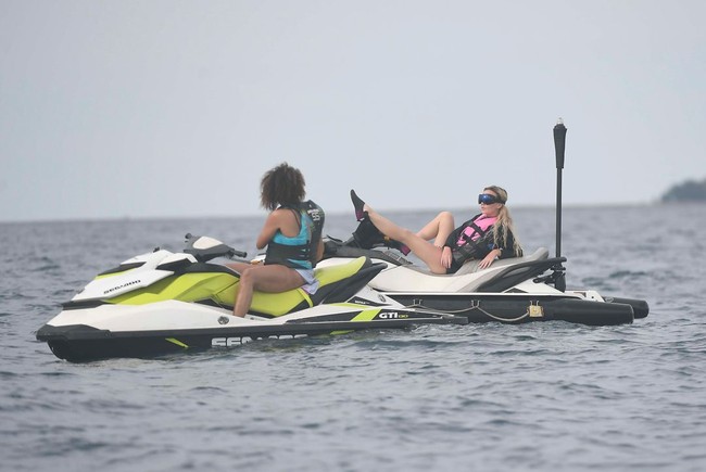 Tak sedikit di antara mereka, menggunakan momen tersebut untuk bernasis ria. Berpose di tengah lautan? Kenapa tidak! (Foto: Instagram/Anindya K. Putri)