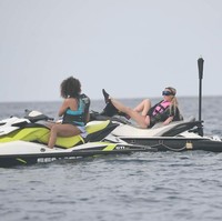 Tak sedikit di antara mereka, menggunakan momen tersebut untuk bernasis ria. Berpose di tengah lautan? Kenapa tidak! (Foto: Instagram/Anindya K. Putri)