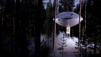 The Spaceship Tree House, Swedia, ini terlihat seperti pesawat luar angkasa milik alien yang mendarat darurat di hutan. Istimewa/brightside.me.